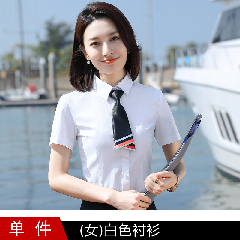 女性の白いシャツ