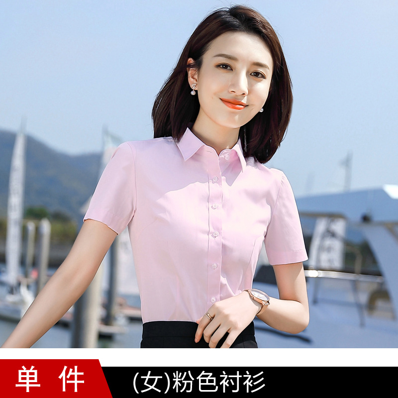 女性ピンクシャツ