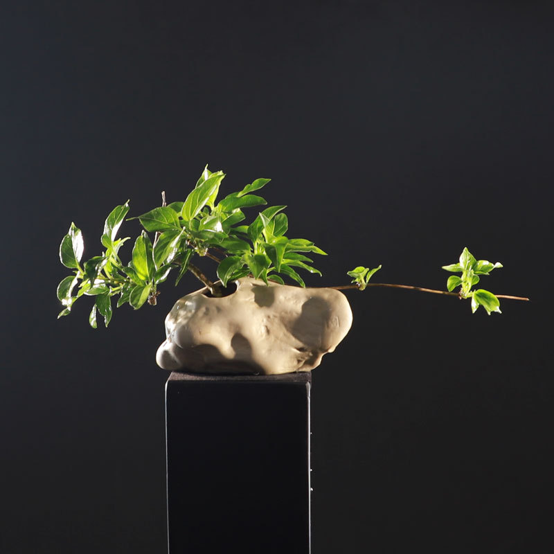 寂しい風の小石の小さい花器