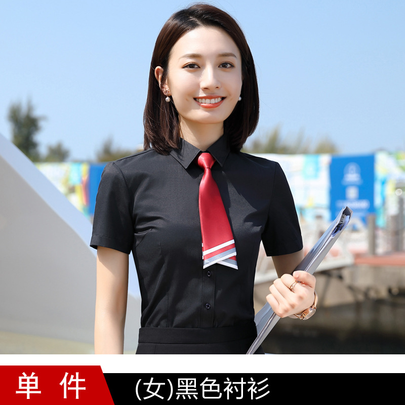 女性の黒いシャツ
