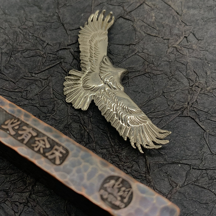 白銅の鷹のペンダント