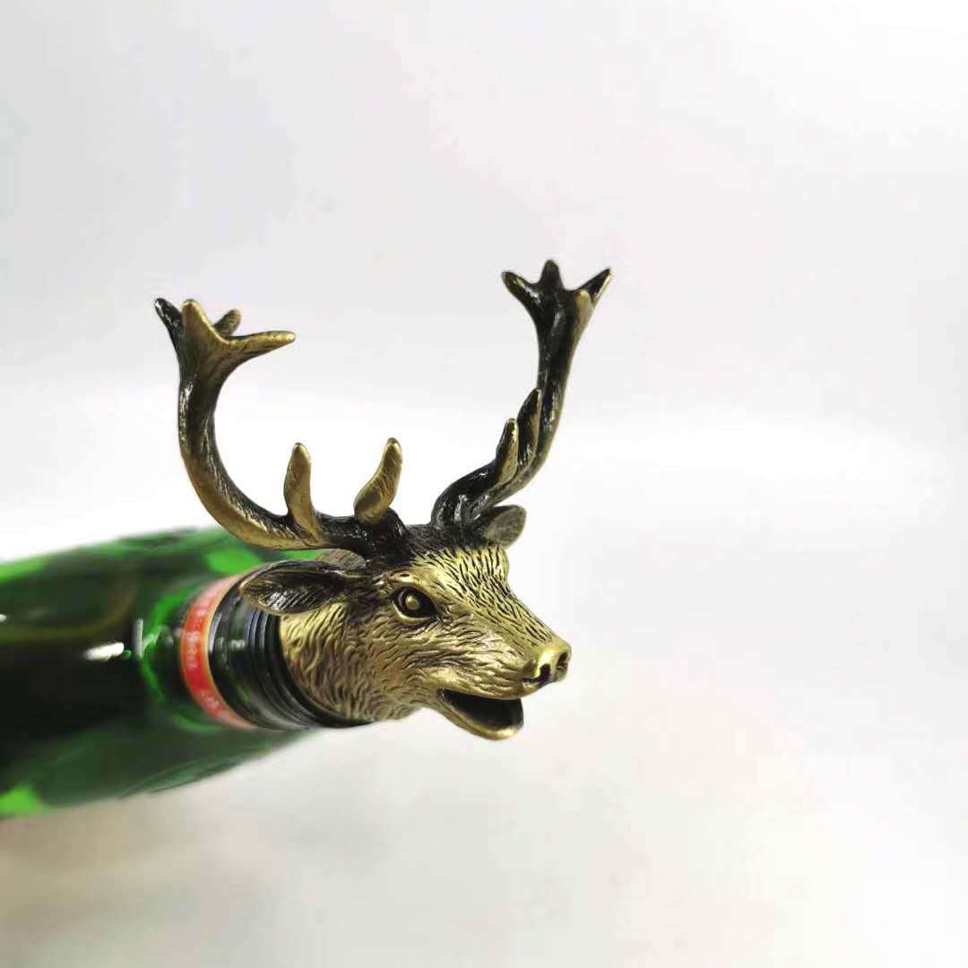 青銅色の鹿の口
