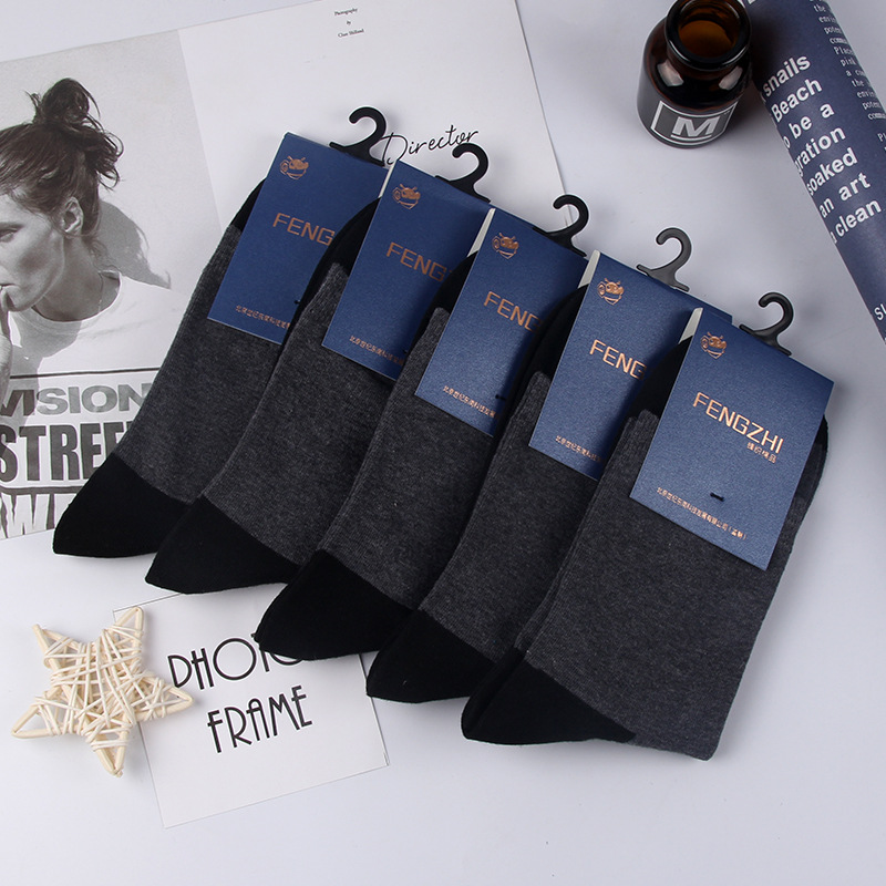 濃い灰色の黒いかかと-