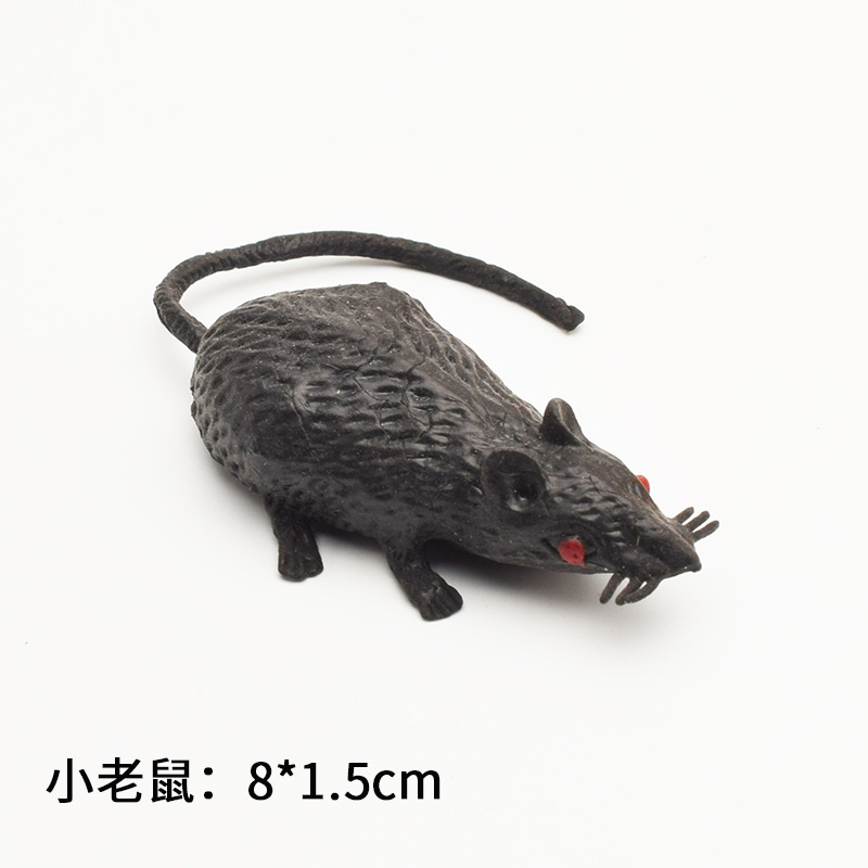 柔らかいゴムの小さいネズミ