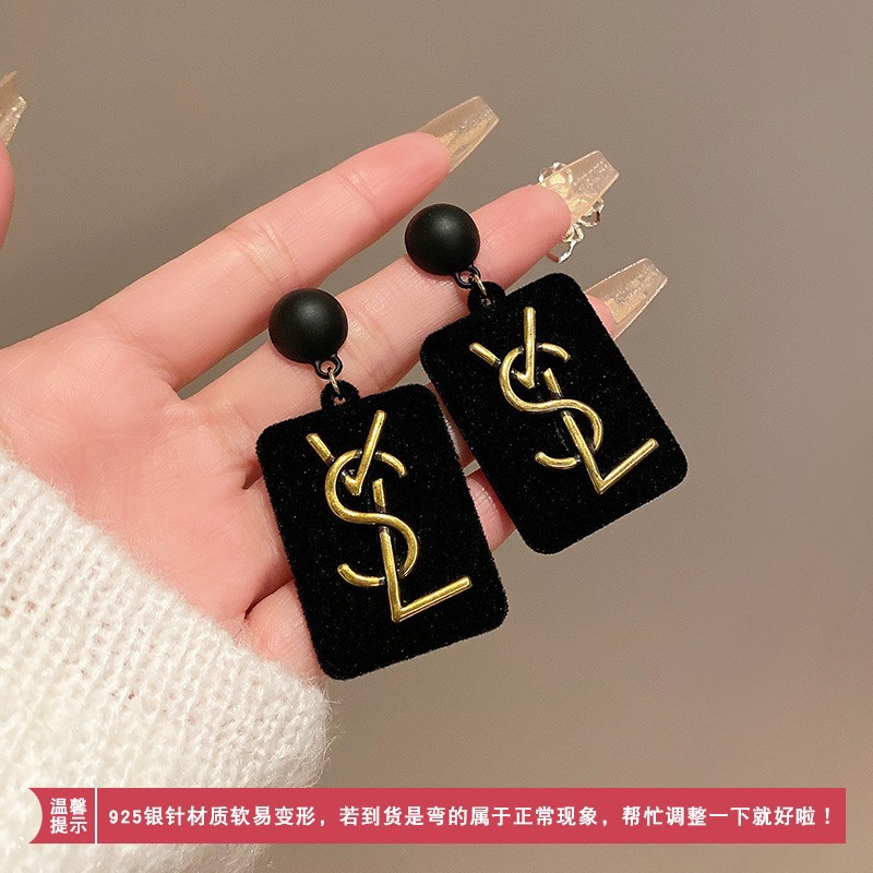 黒い文字ペンダントイヤリング