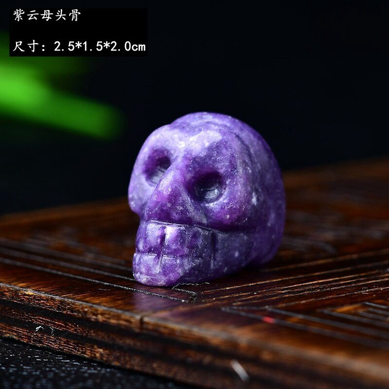紫のマイカの頭蓋骨