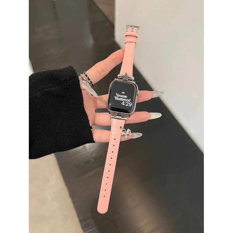 ピンクの銀のボタン