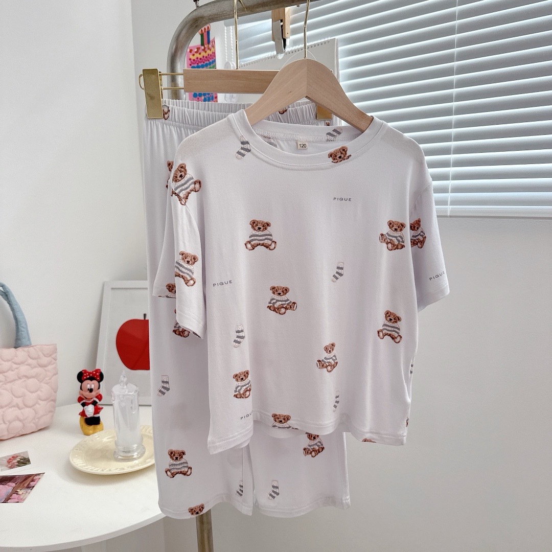青い靴下のクマの子供たち