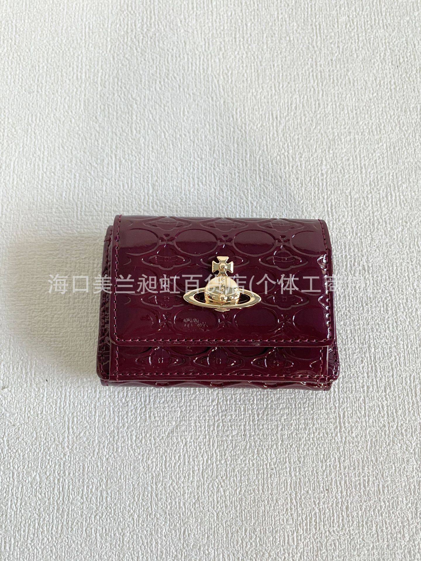 バーガンディ パテント レザー エンボス ショート ウォレット