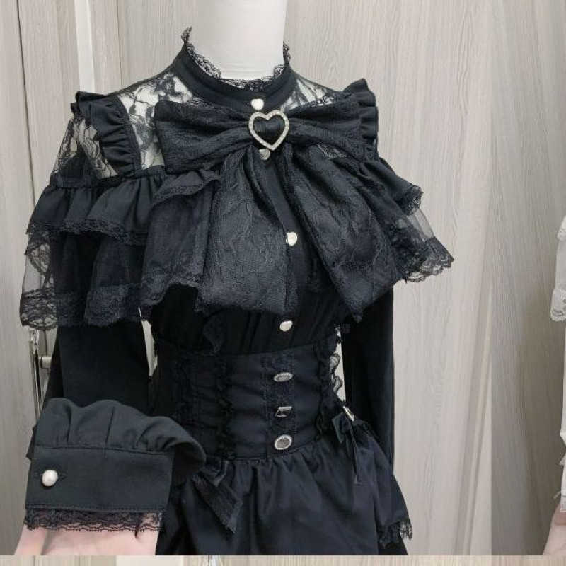 黒の長袖シャツ（蝶ネクタイ付き）