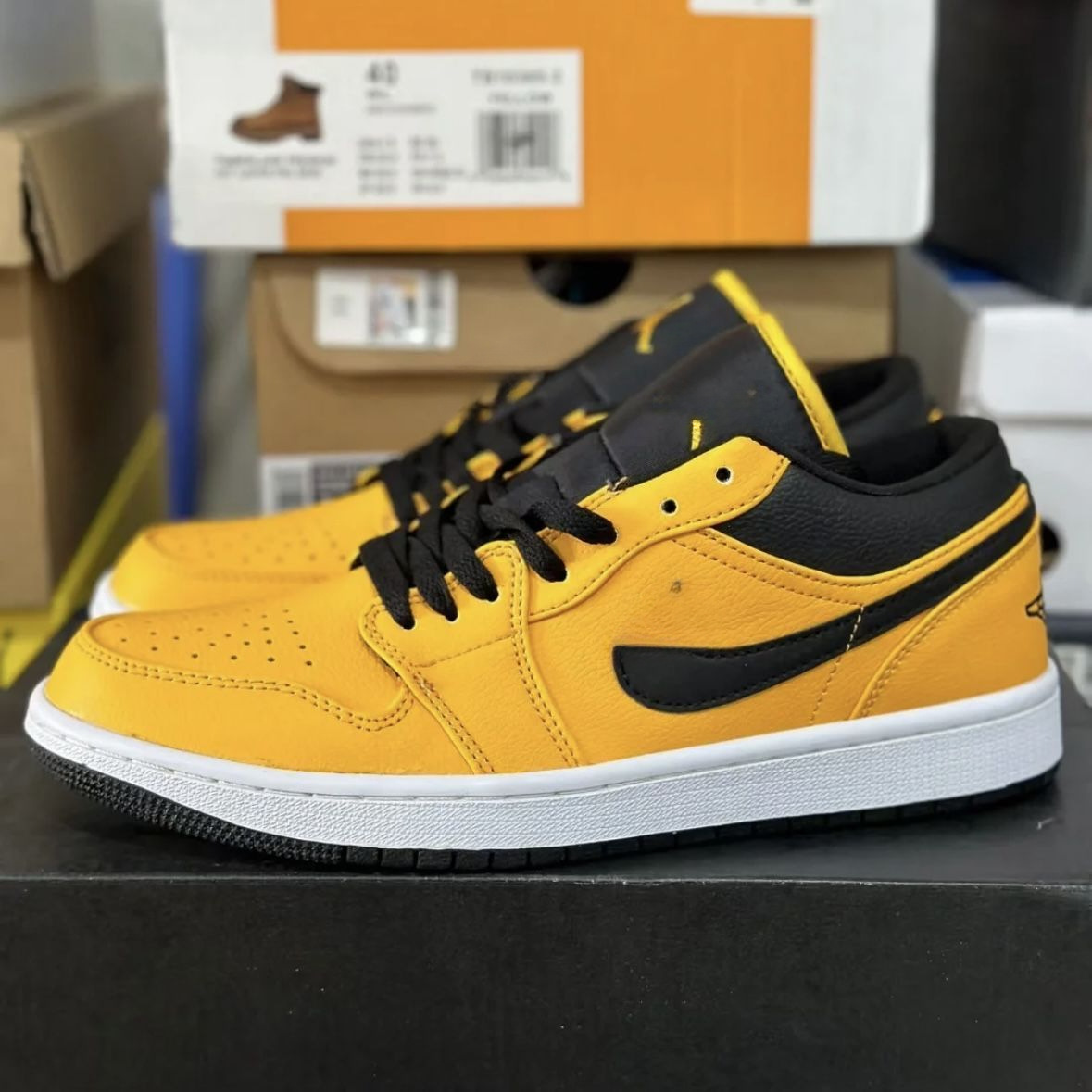 AJ ロートップ黒と黄色