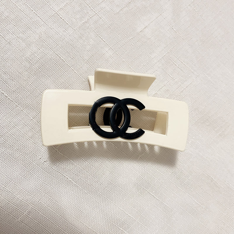 ベージュ