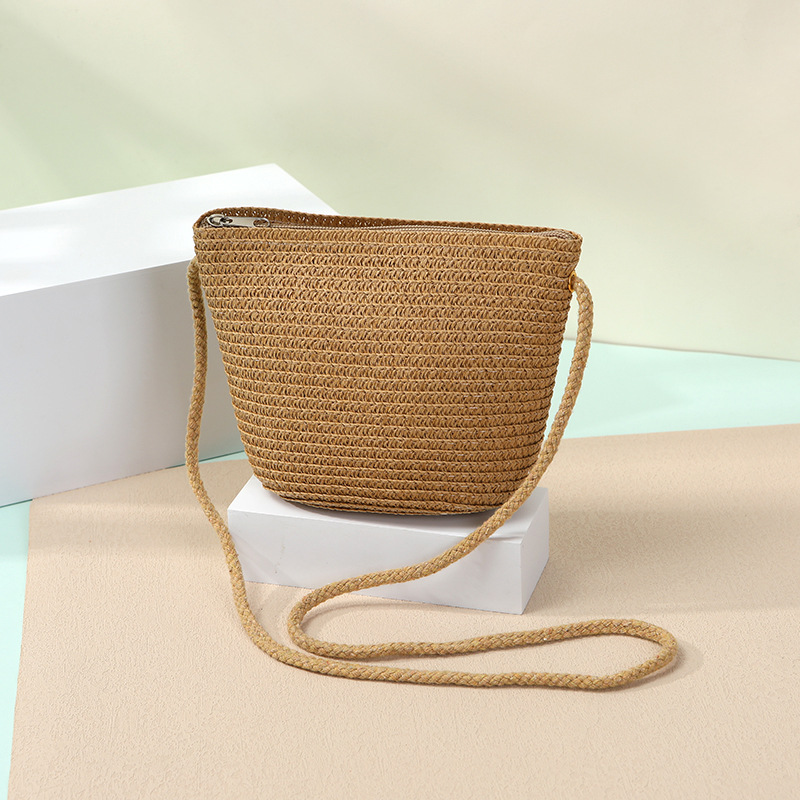 茶色のフラットバッグ