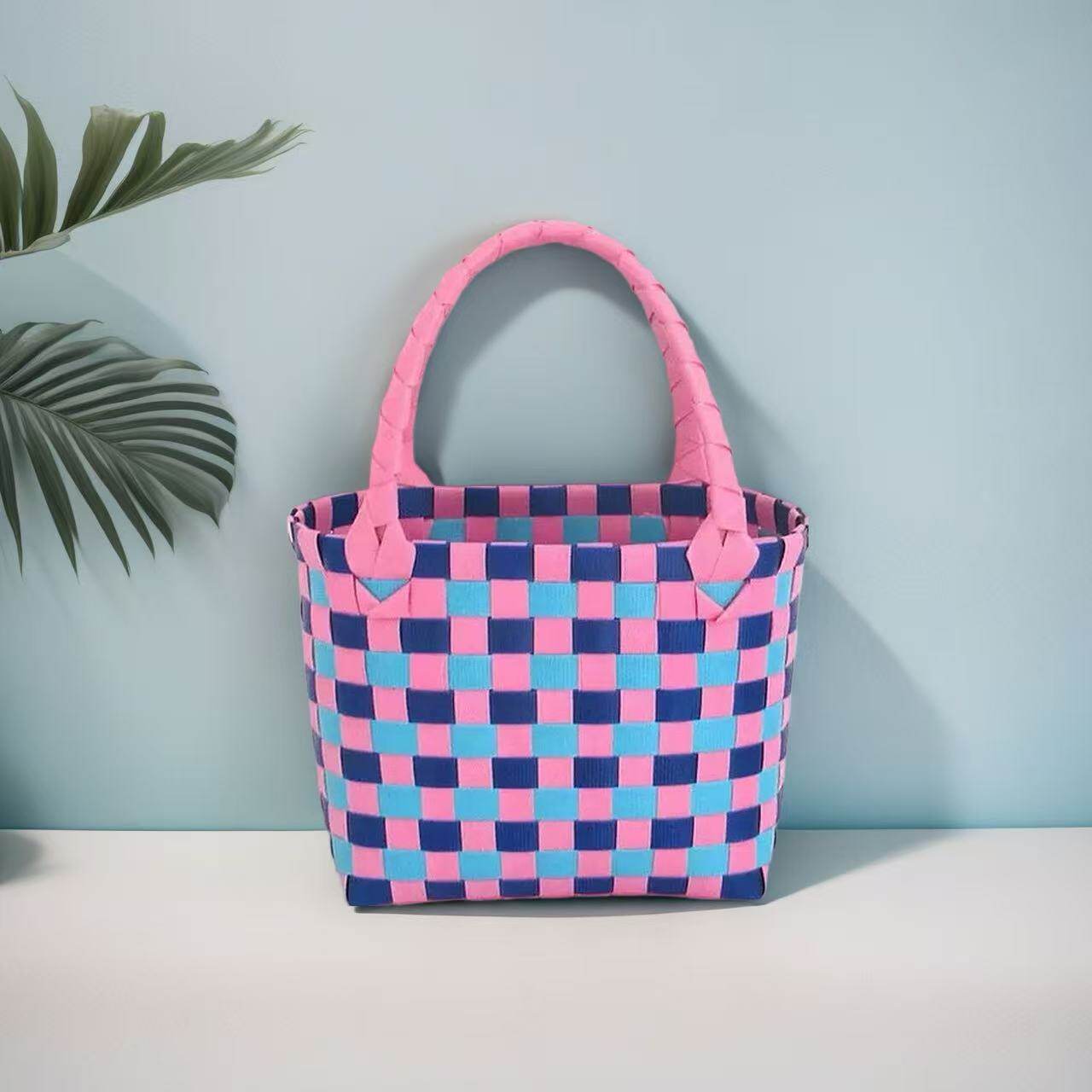 パープル、ピンク、ブルーの配色