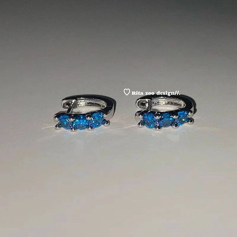 ストレート ニードル シーブルー スリー ダイヤモンド イヤリング