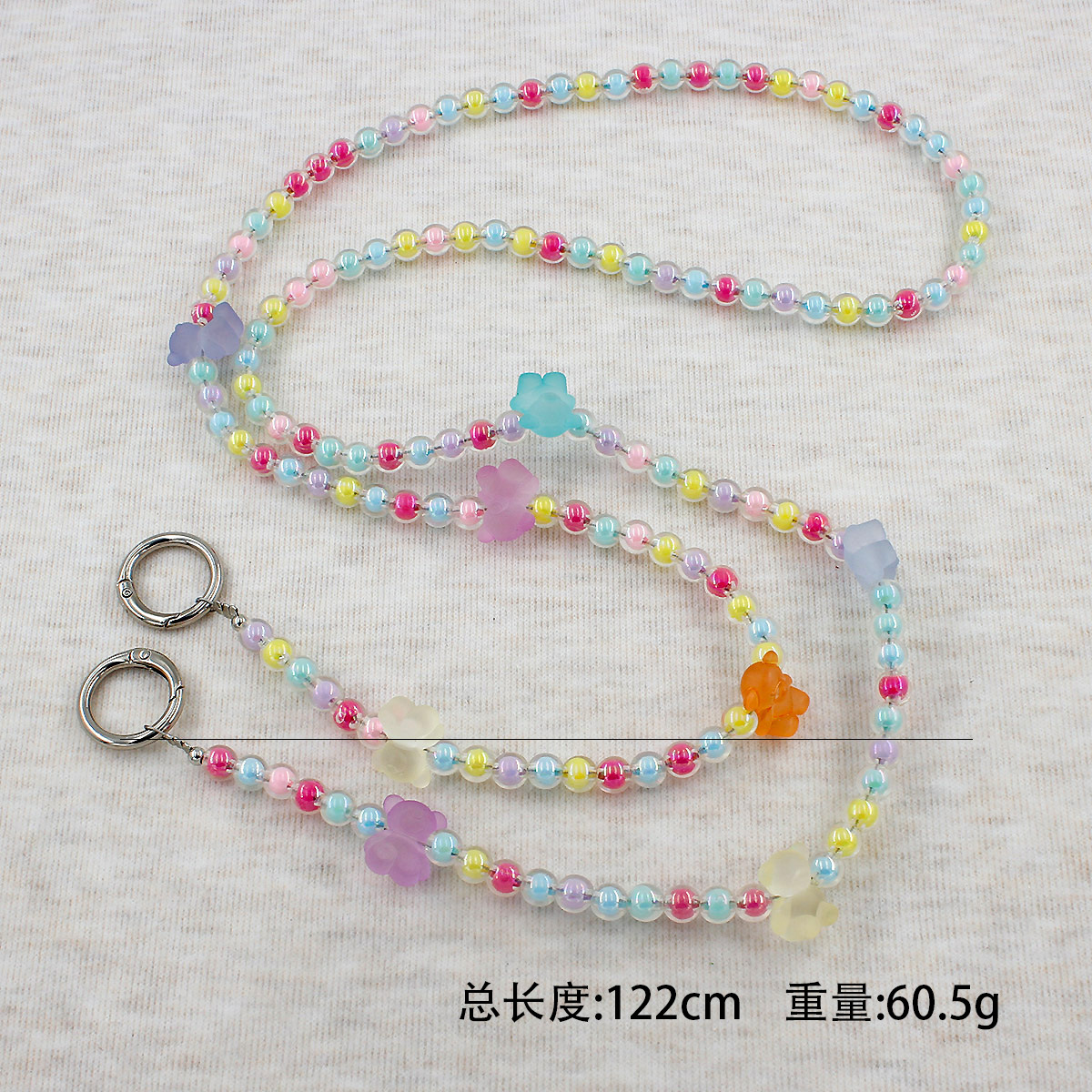 カラフルなビーズの中のカラフルなクマ