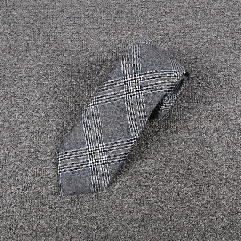 グレーとブルーの黒ネクタイ