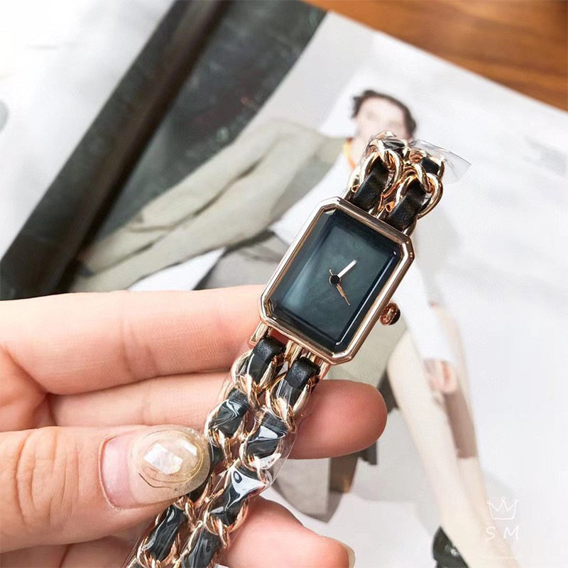 ゴールドとブラックの香りのブレスレットウォッチ