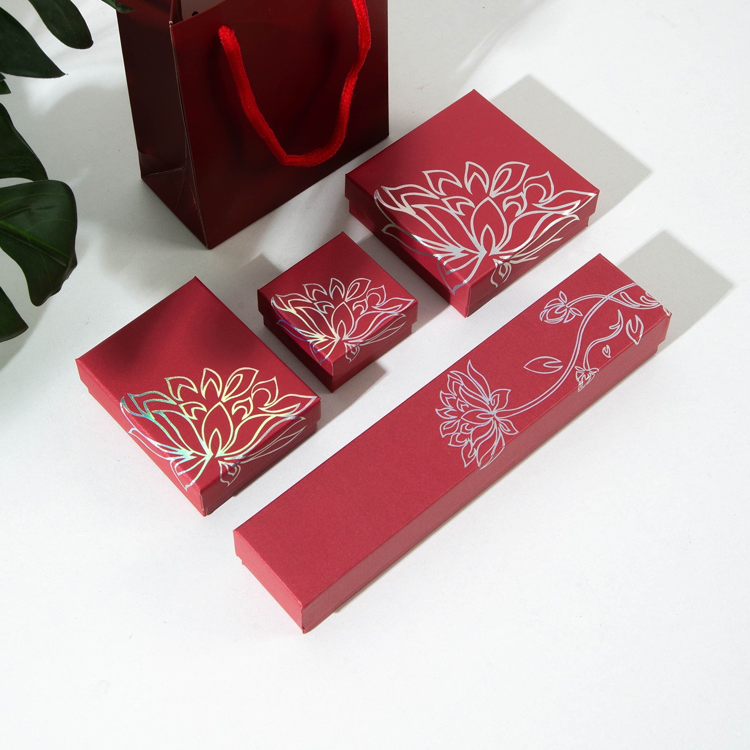ロータスレッドジュエリーボックス; 5*5*3cm ジュエリーボックス
