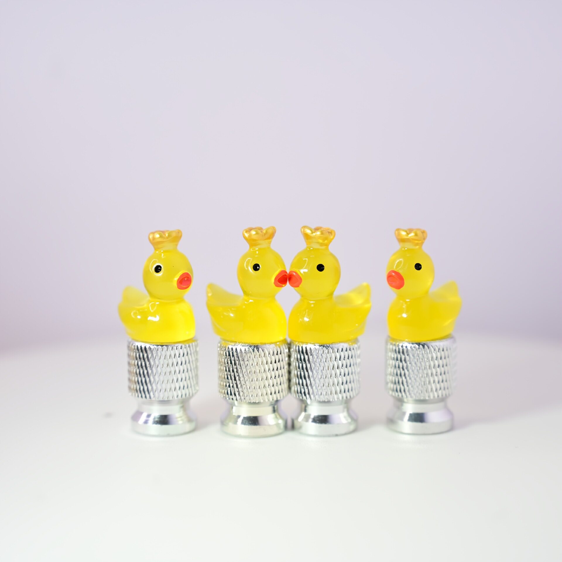 大きなウエストのシルバーイエローアヒルと王冠