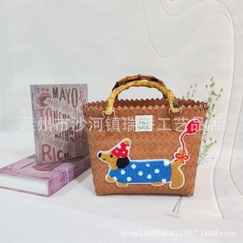 茶色の竹ハンドルバスケットとバルーンダックスフント