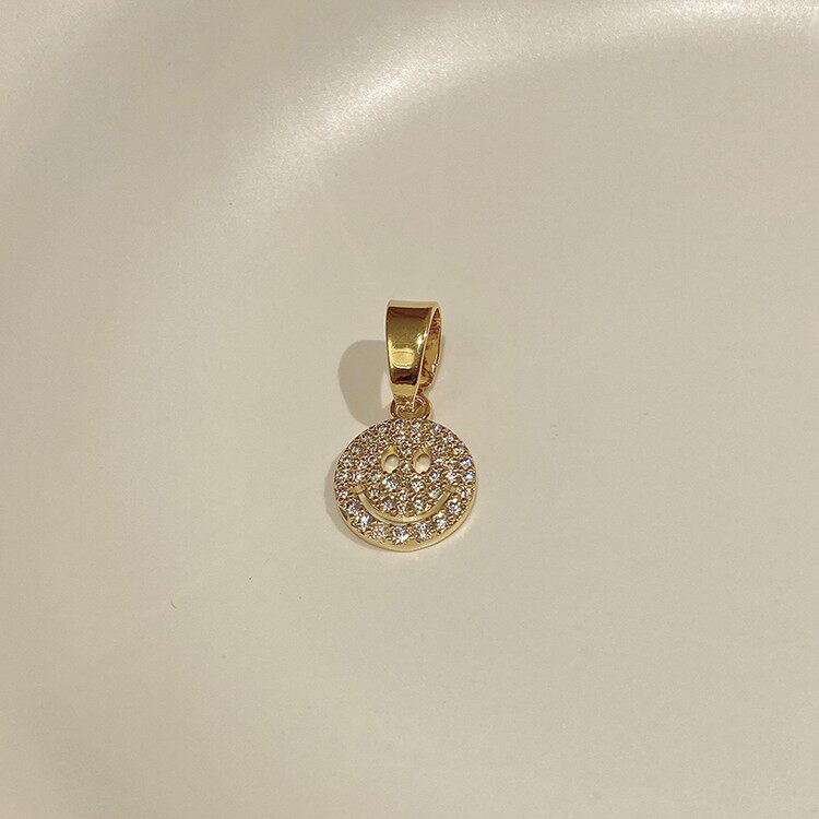 金色の笑顔のペンダント