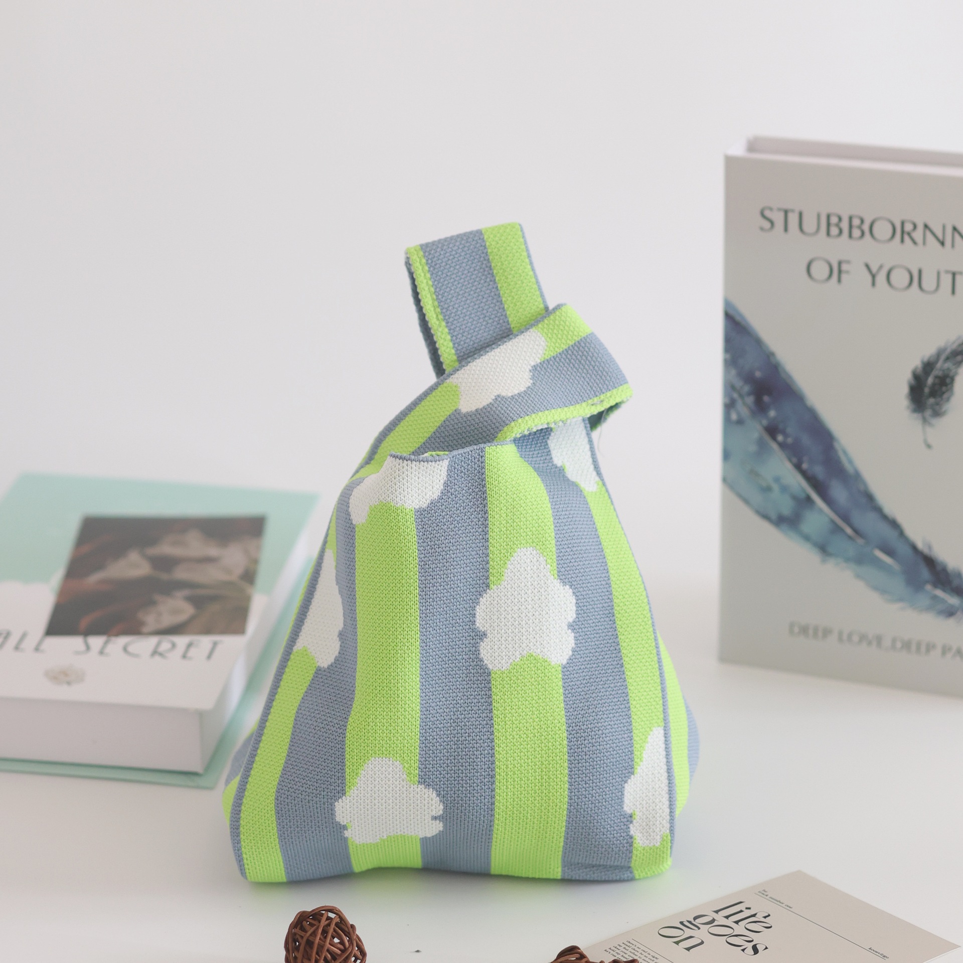 紫緑の縦縞の花