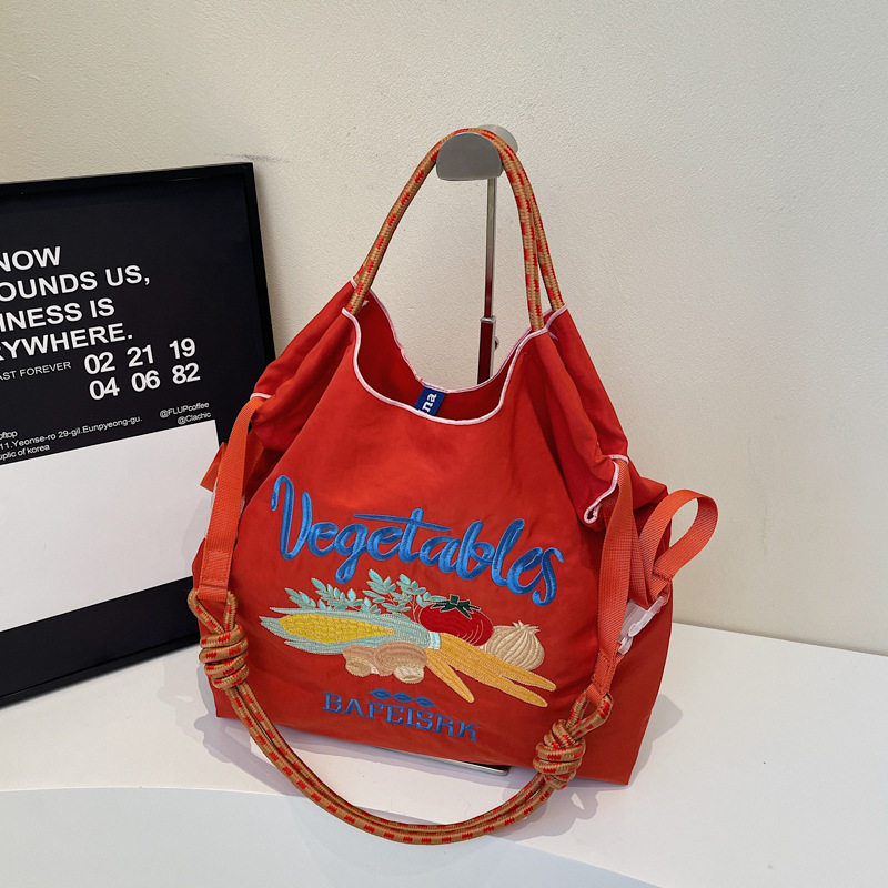 赤い果物と野菜