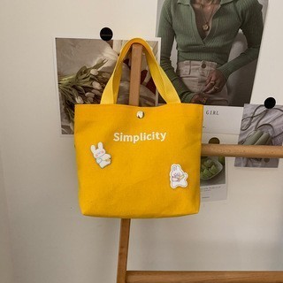 黄色いバッジ。