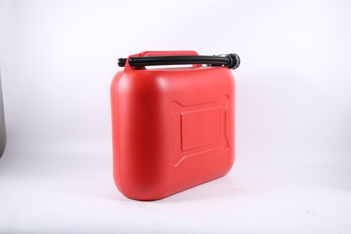 古いプラスチック製ドラム缶10リットル (外付け油管)