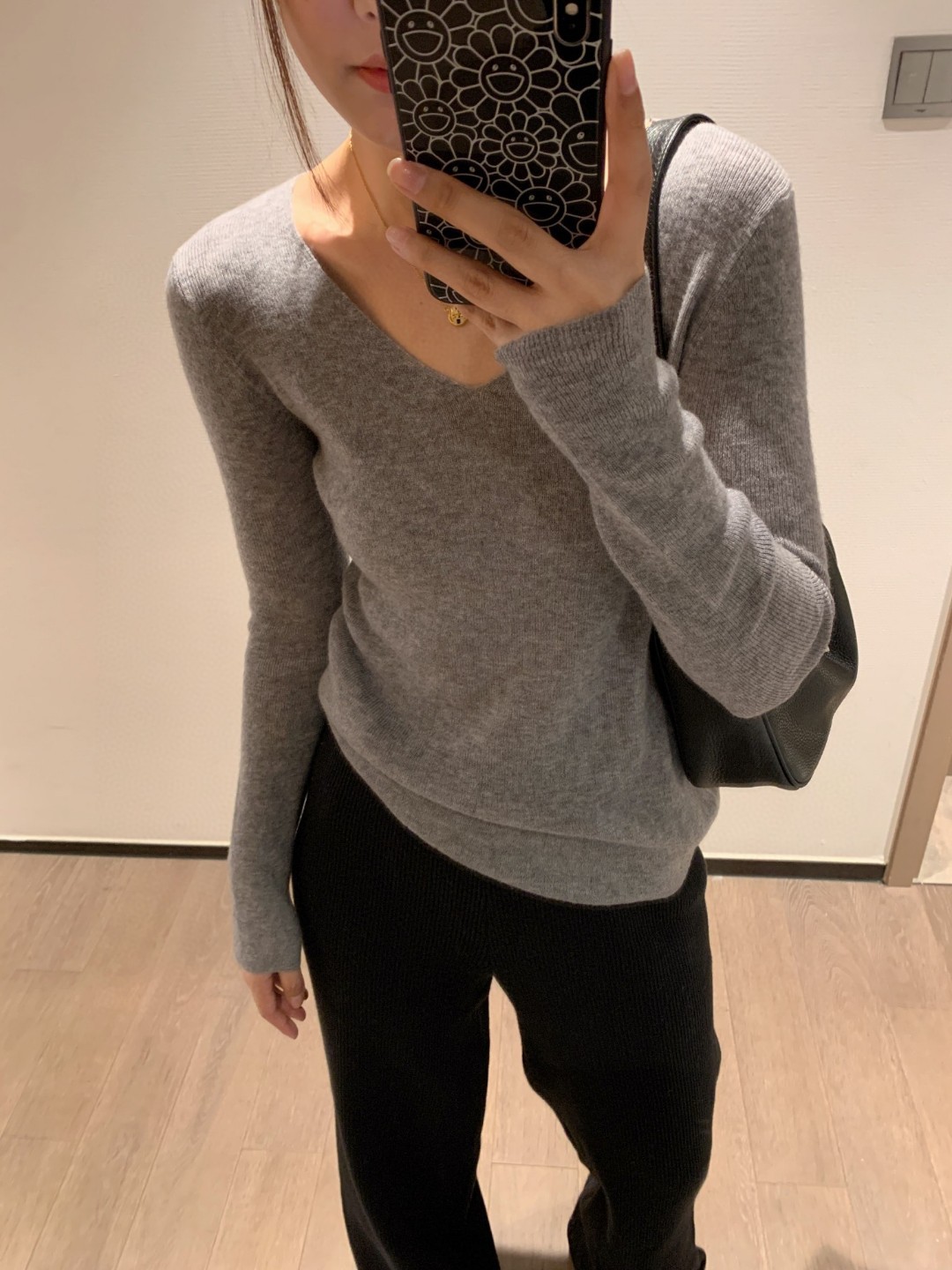 Vネックグレー