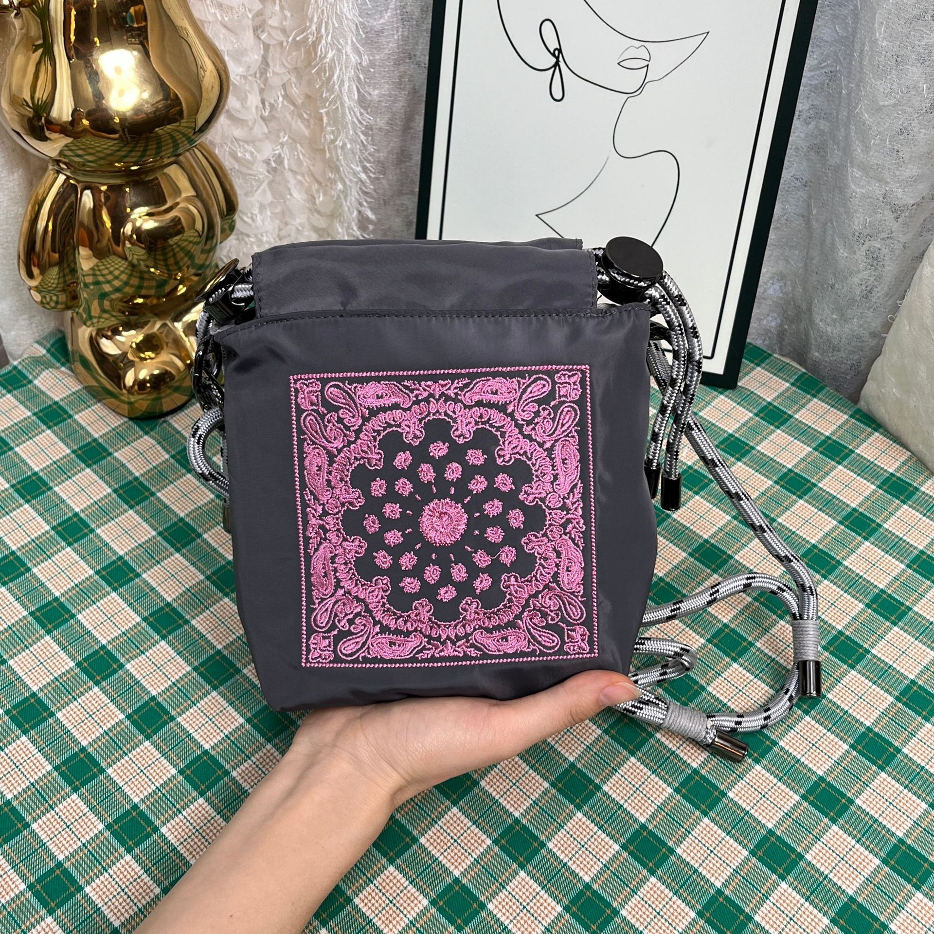 グレーのカシューフラワー