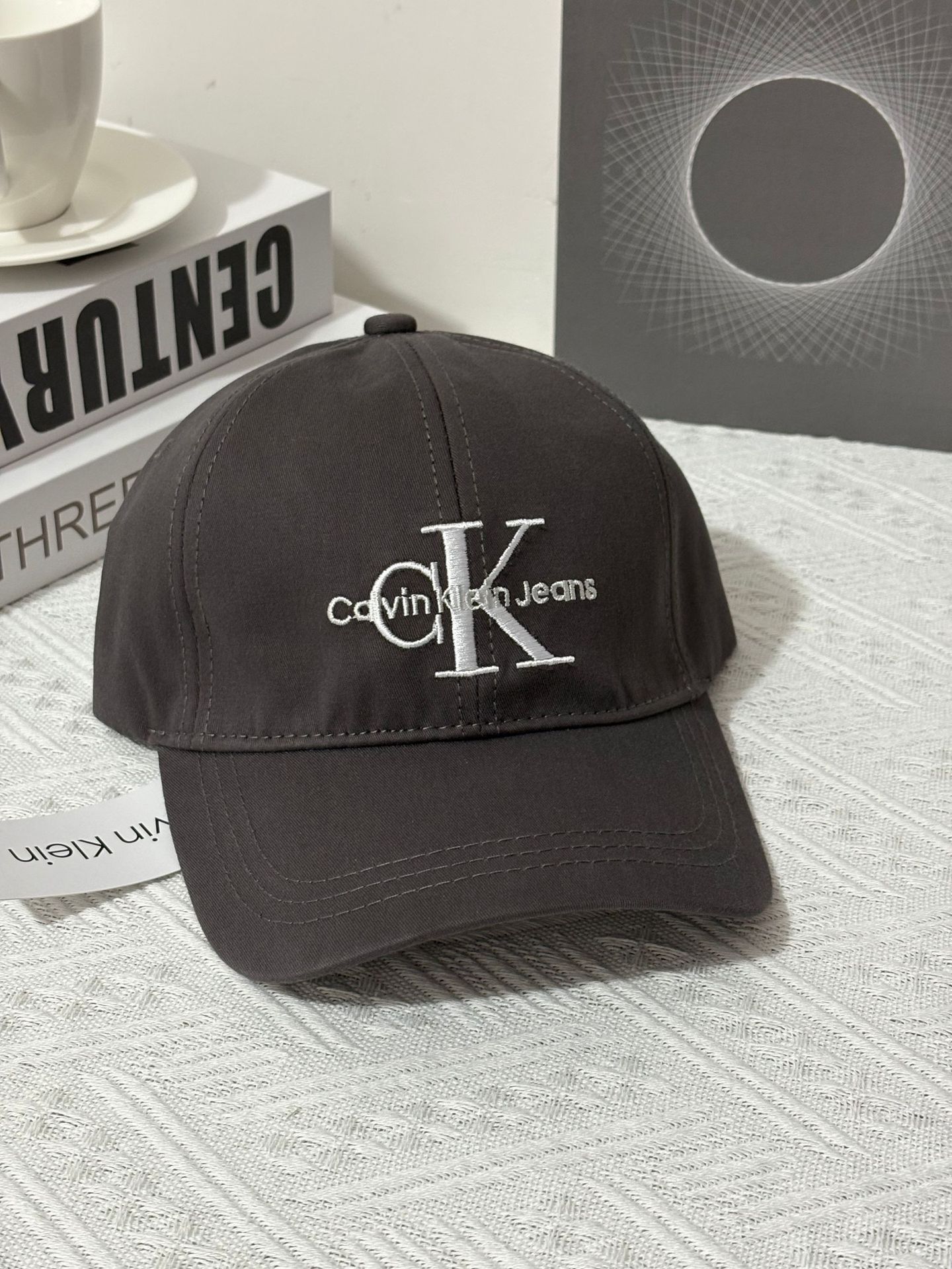 灰色の小さな文字