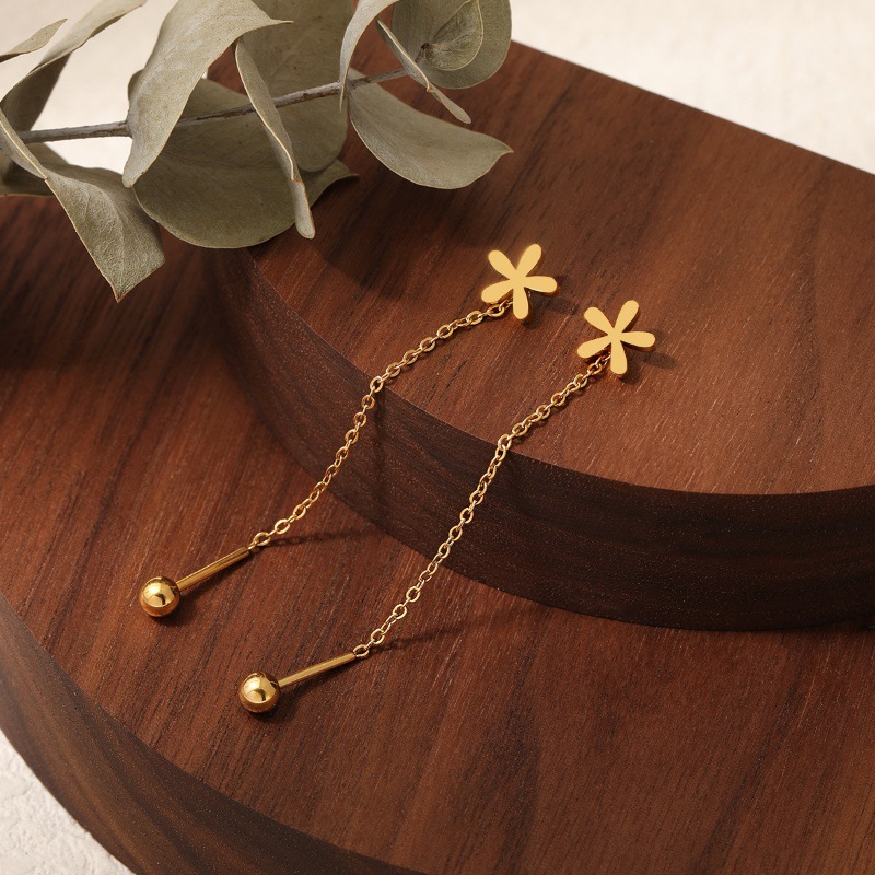 長い金色の五弁花耳糸