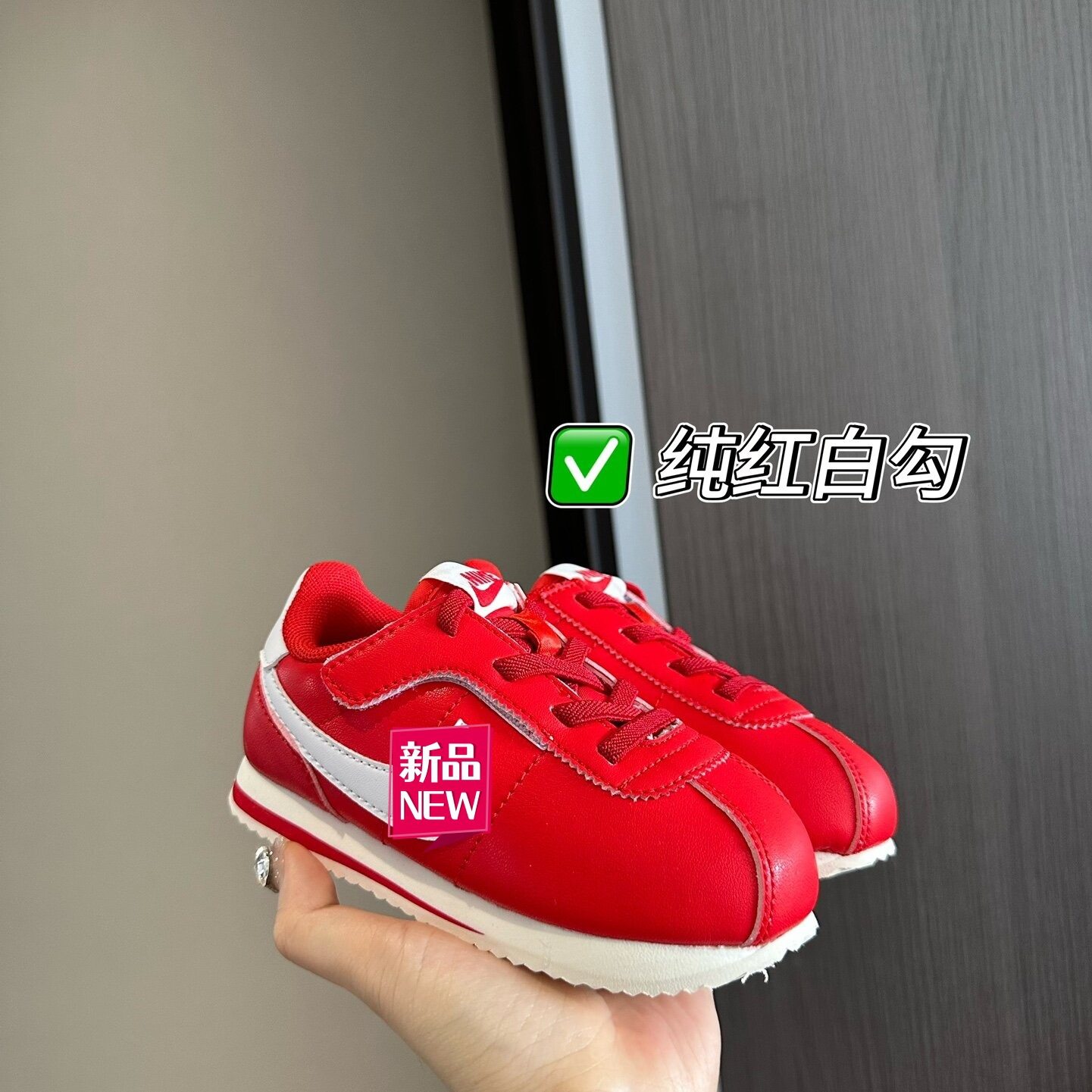 純粋な赤と白のフック