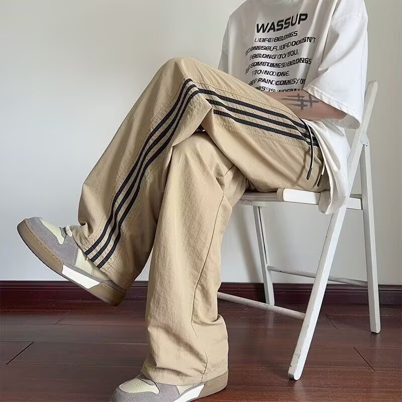カーキ