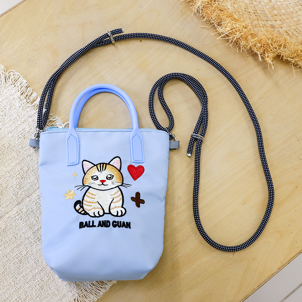 浅蓝色`爱心豹纹猫