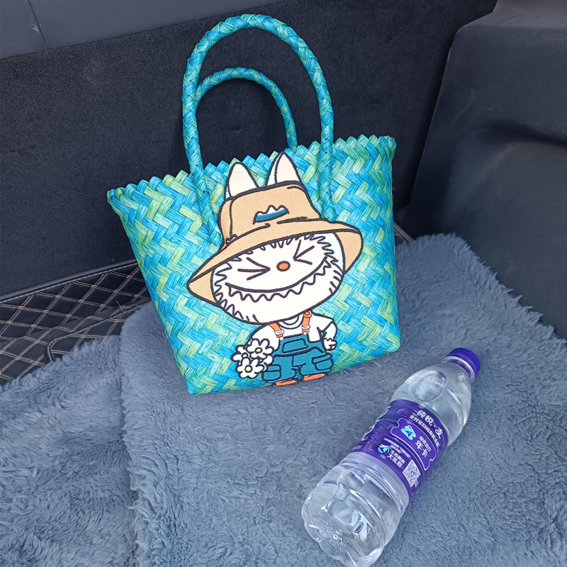 花の刺繍が施されたグリーンのバスケット