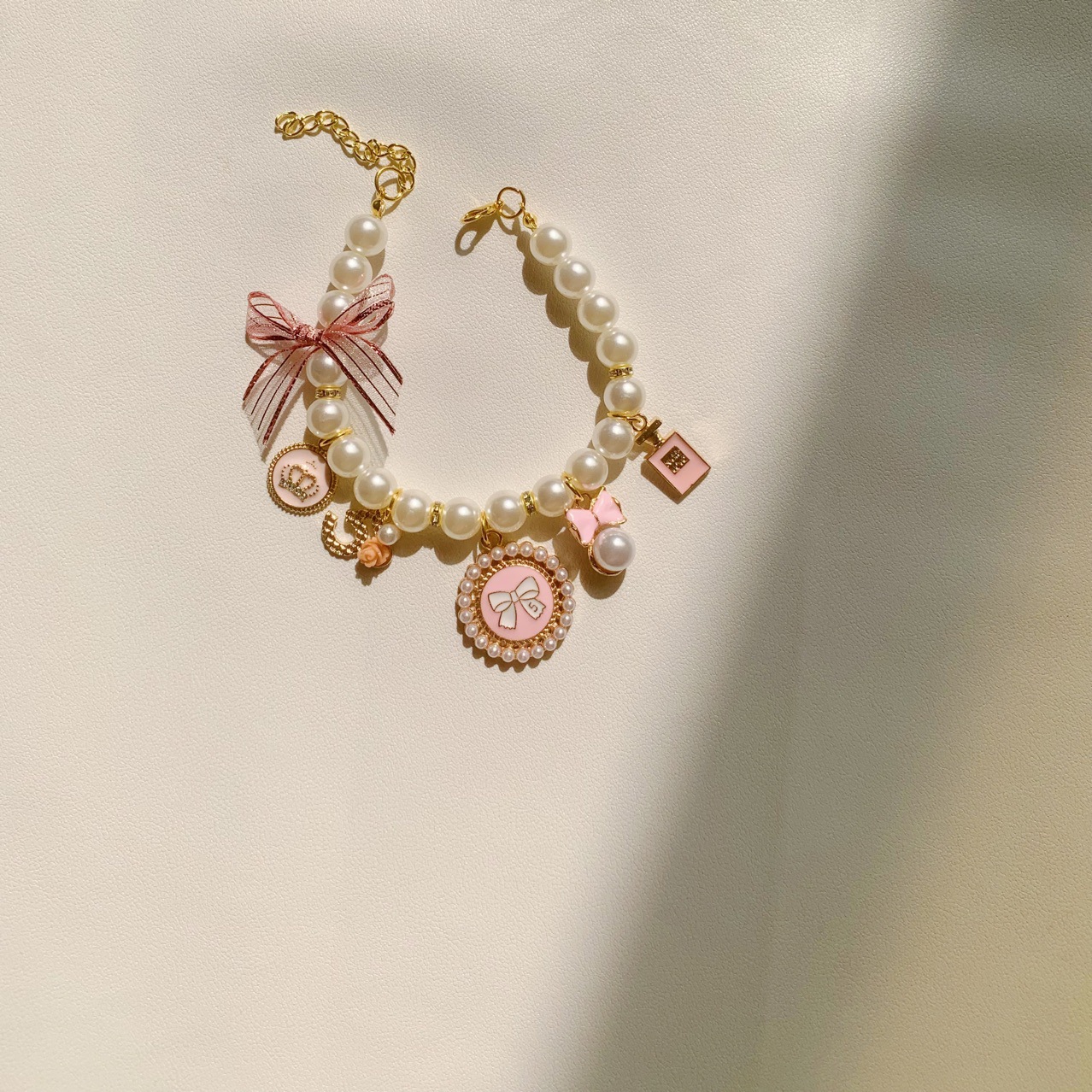 ピンクの小さな香りのネックレス