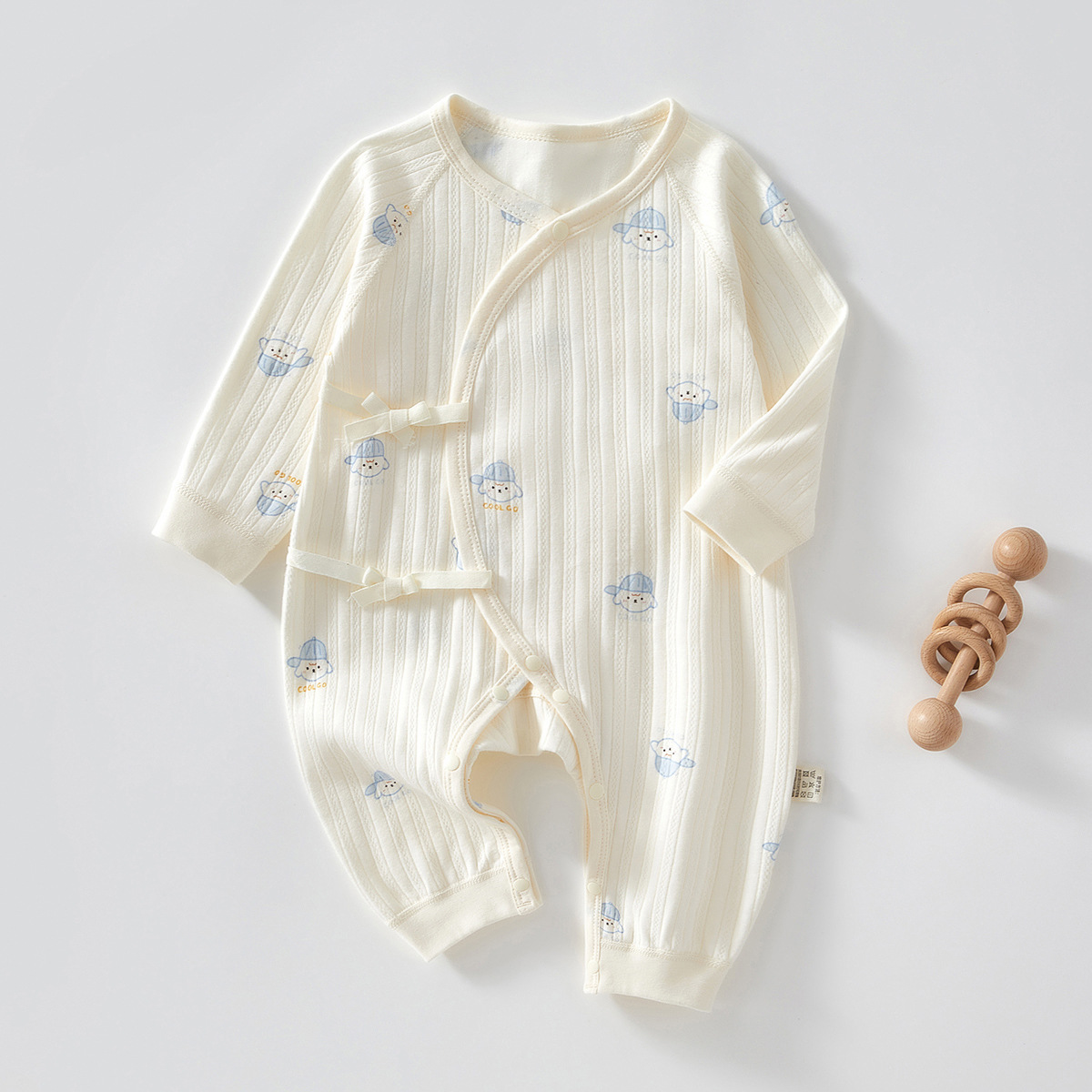 ジャカードいっぱいの青い帽子の熊の蝶の服