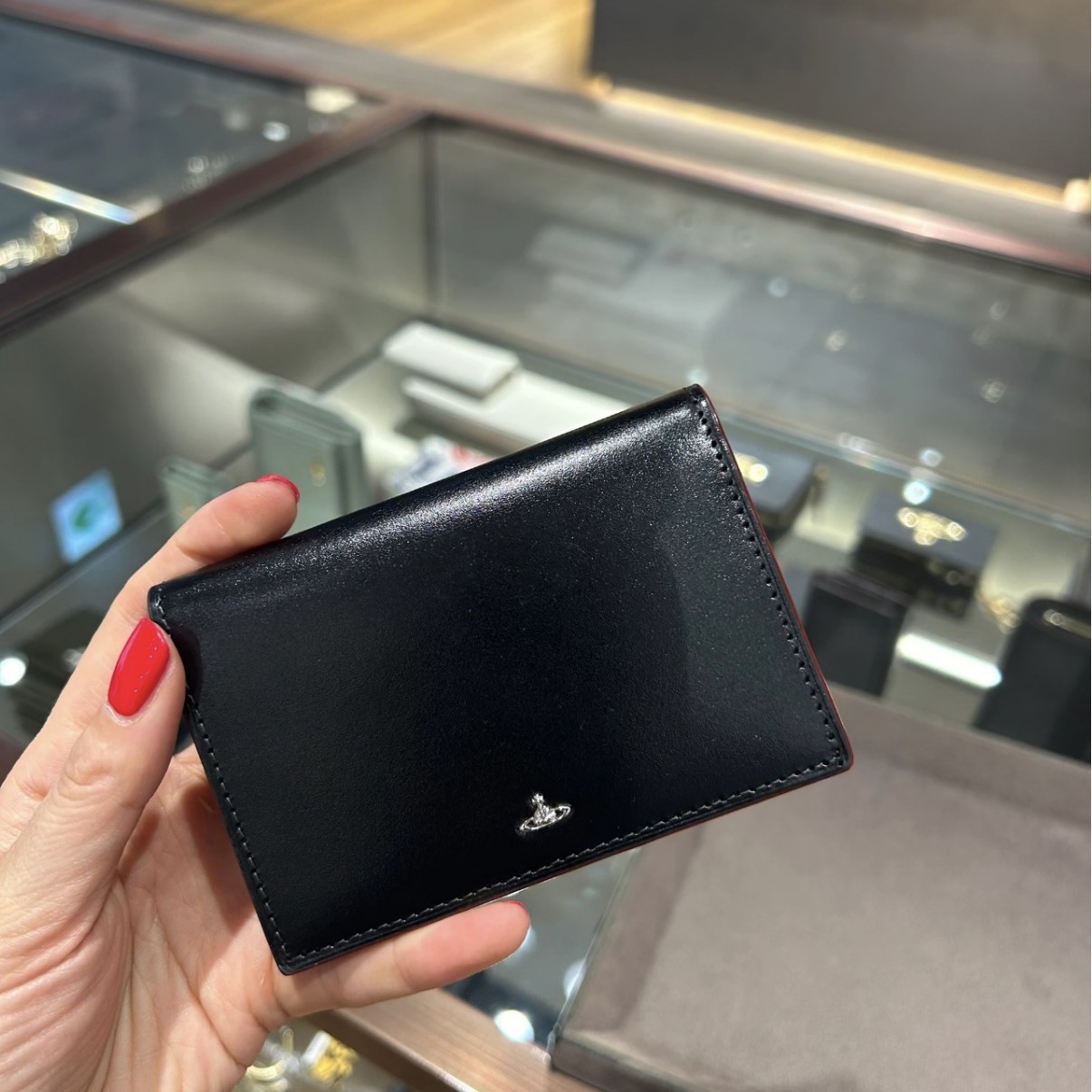 赤と黒のカードホルダー