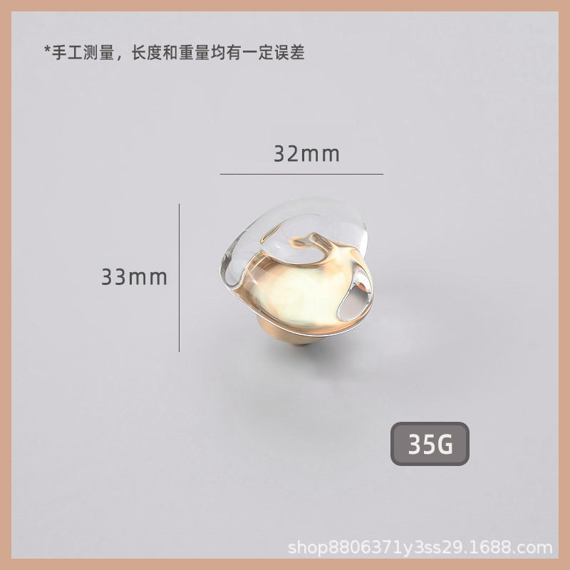 透明なクリスタルのハート