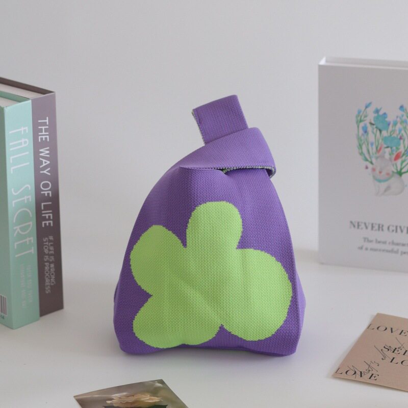 青の背景に蛍光緑の花