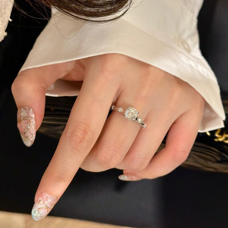 4本爪モアサナイトリング