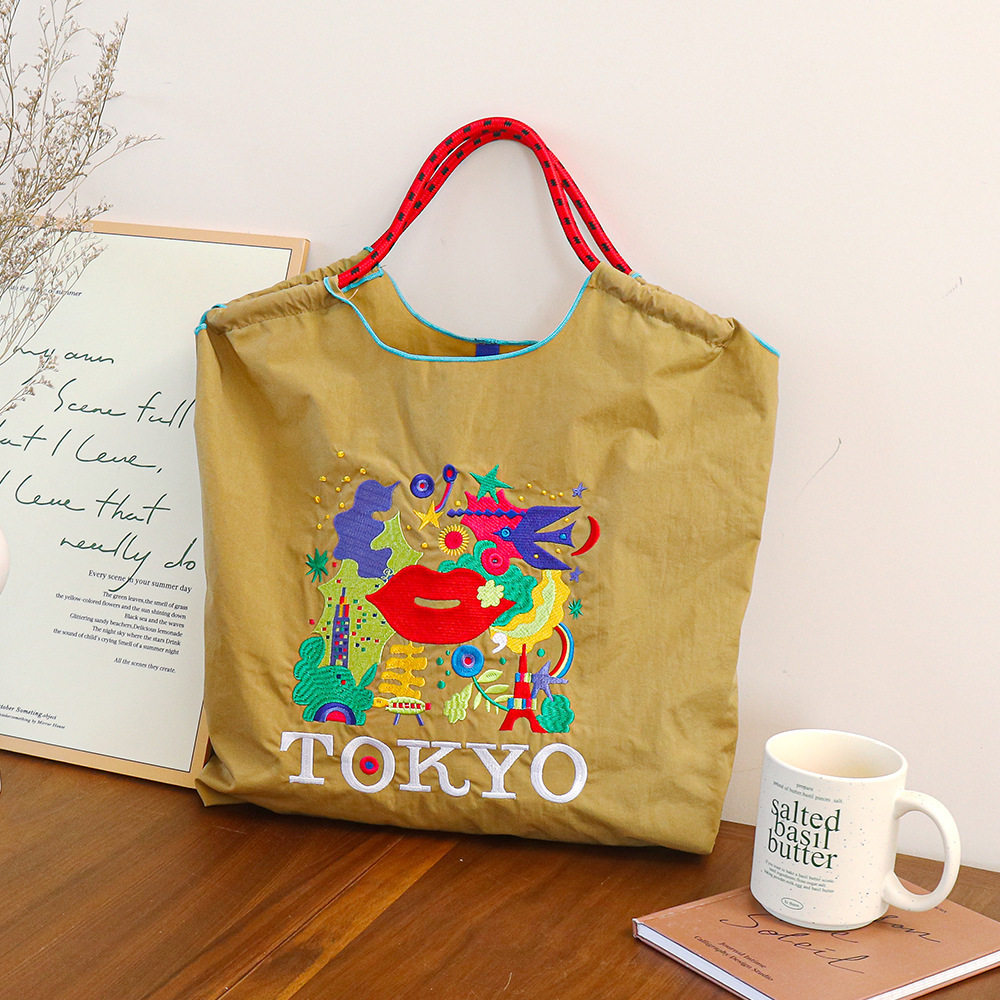 カーキ・ホットレッドリップ