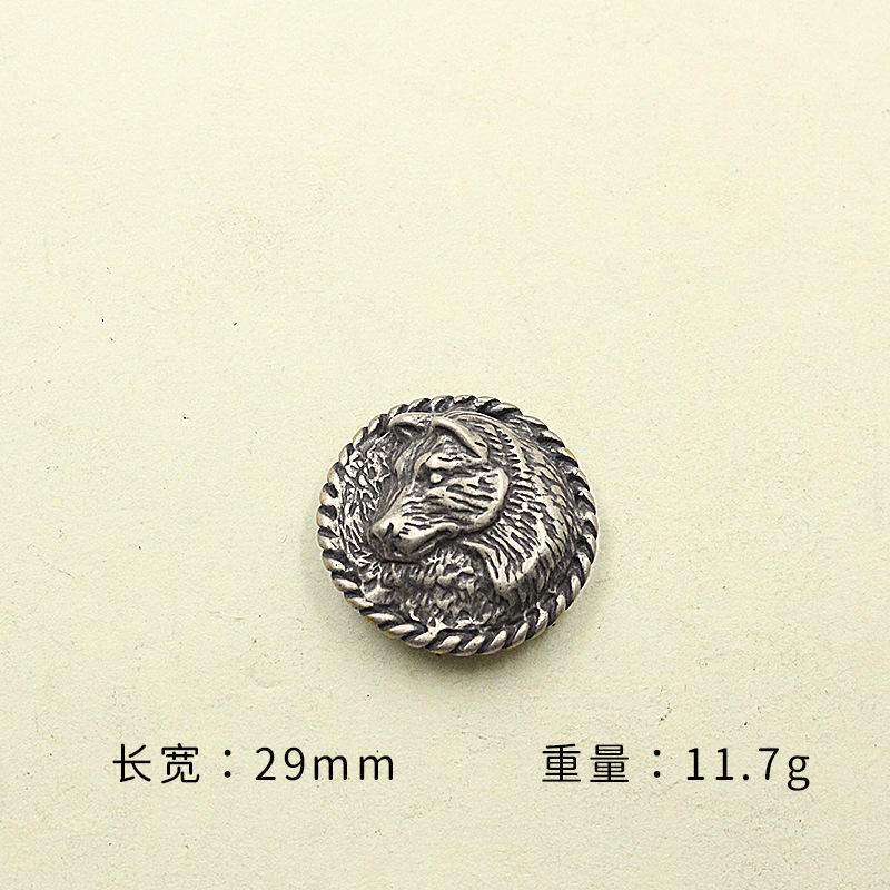 秋田犬の白い銅の金