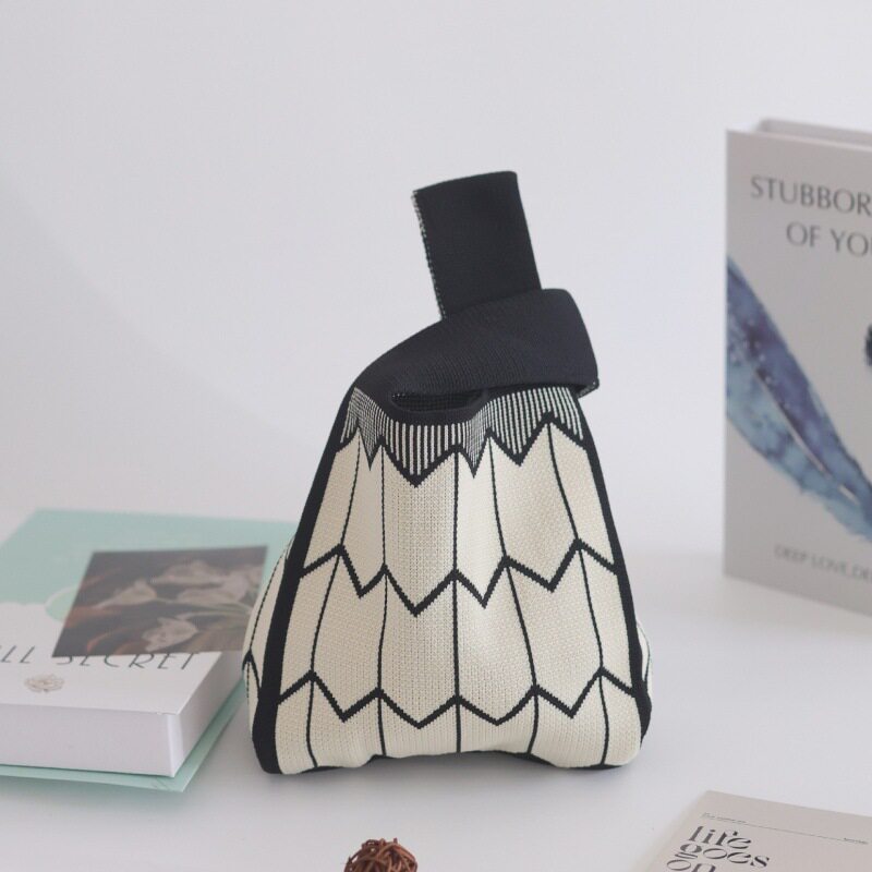 黒と白のキューピッドの矢印