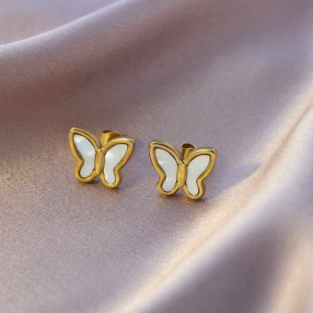 ホワイトシェルバタフライイヤリング