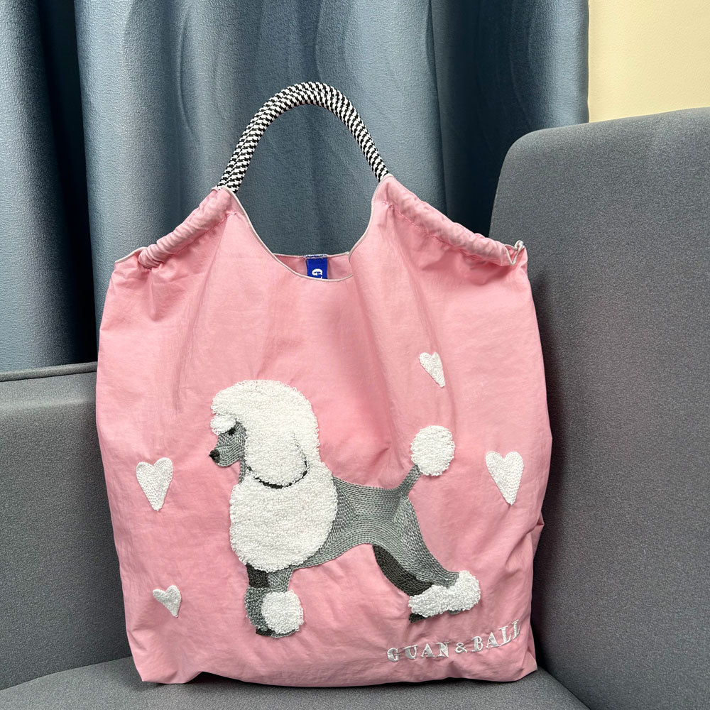 薄いピンク・貴賓犬
