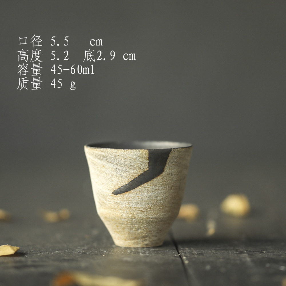 陶芸家の作品は流れるようなシンプルさ